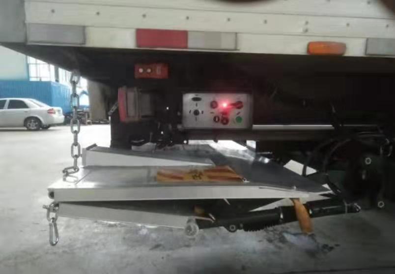 滑動折疊(die)式汽車尾闆