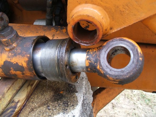 裝載(zai)機活塞杆的拆(chāi)卸步驟拆下密(mi)封件圖