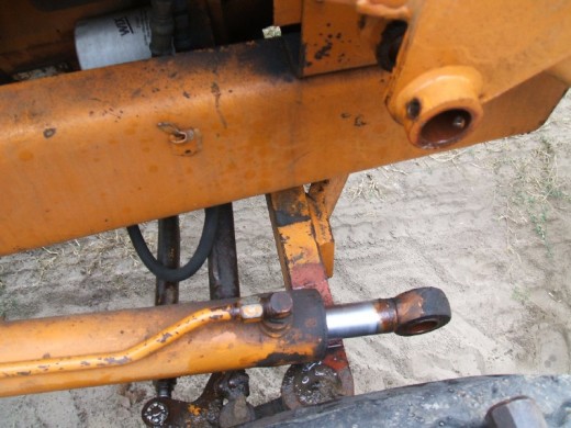 裝載(zai)機活塞杆的拆(chai)卸步驟在木塊(kuài)上支撐圖