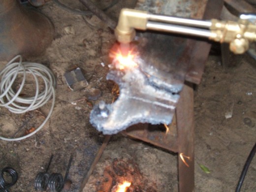 裝載(zǎi)機活塞杆的拆(chāi)卸步驟制作擰(ning)開壓蓋的工具(jù)圖