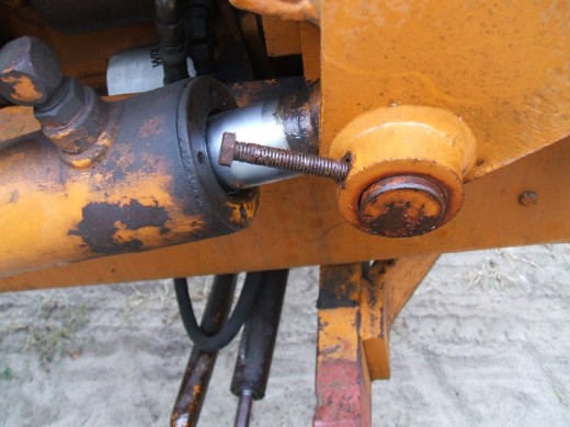 裝載機活塞杆(gǎn)的拆卸步驟斷(duan)開兩端連接圖(tú)